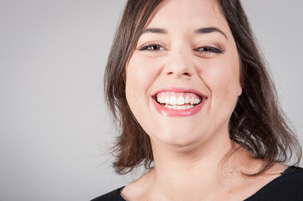 Portrait d'entreprise : une jeune femme souriante