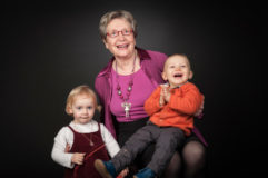 photographie en studio d'une grand mere et ses petits enfants a clermont ferrand