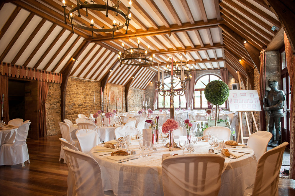 Salle de réception d'un château en auvergne pour le diner d'un mariage.