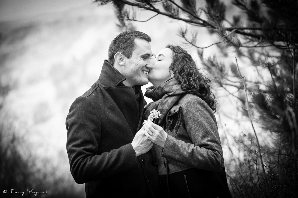 Photo de couple en extérieur en lumière naturelle en auvergne à la roche-blanche près de clermont-ferrand pendant une séance préparatoire.