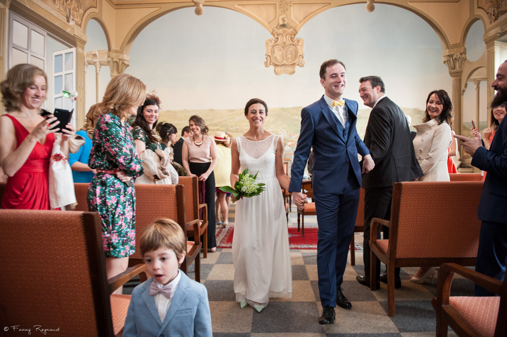 Sortie des mariés après la cérémonie civile à la mairie de clermont-ferrand en auvergne. Photographie professionnelle en couleur.