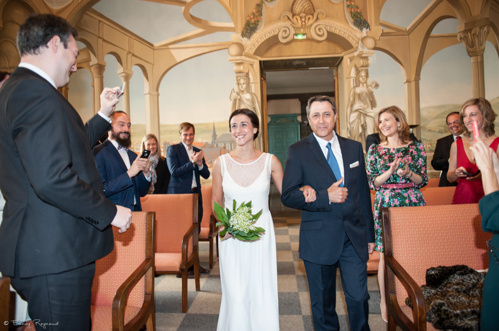 Entrée de la mariée au bras de son père à la mairie de clermont-ferrand sous les applaudissements des invités.