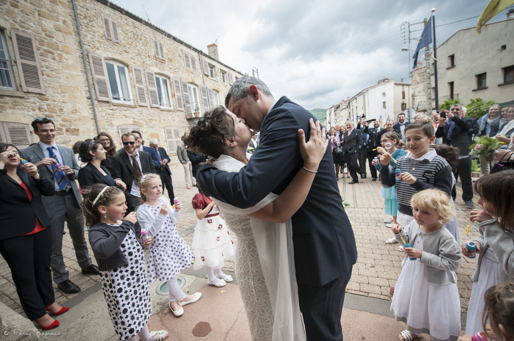 sortie-mairie-baiser-maries