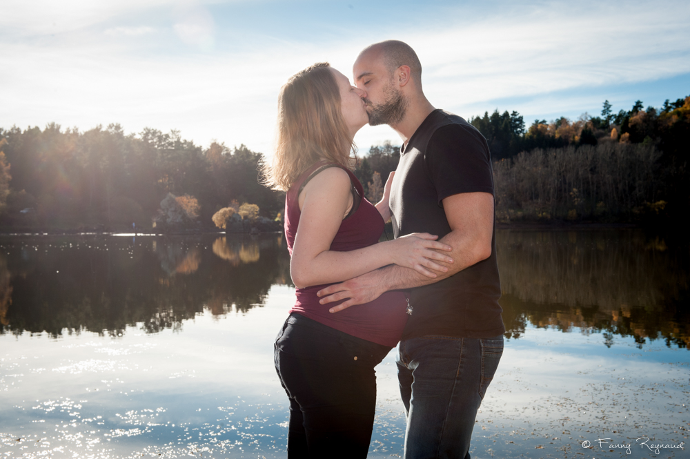 Photo de couple durant une séance photo en extérieur de grossesse au lac de la cassière près d'aydat par un photographe professionnel de clermont-fd. © Fanny Reynaud