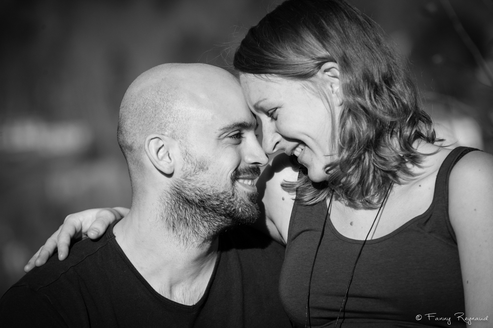 Portrait serré d'un couple en noir et blanc : front contre front ils se regardent dans les yeux. Image extraite d'une séance photo dans la nature autour de clermont-ferrand par une photographe professionnelle.