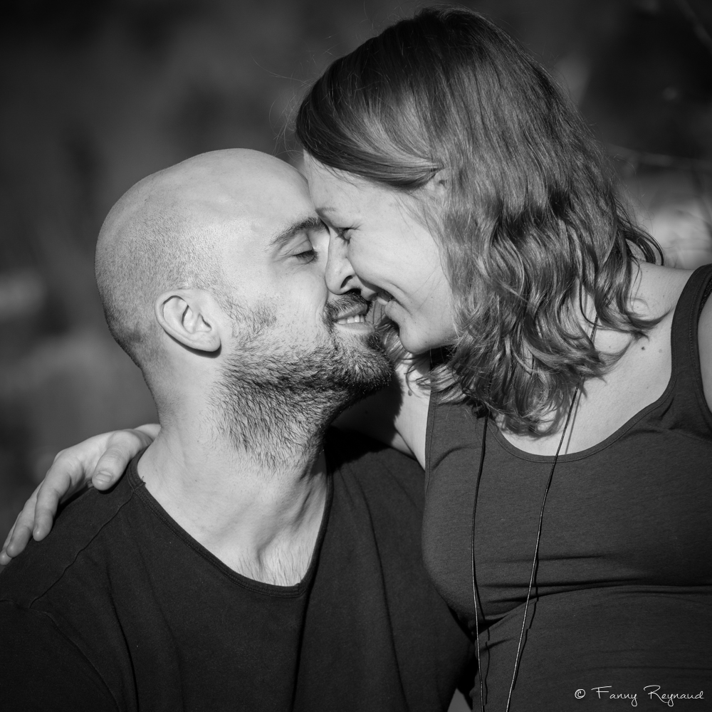 Portrait d'un couple en noir et blanc en lumière naturelle extrait d'un shooting dans la nature autour de clermot-ferrand © Fanny Reynaud photographe professionnelle.