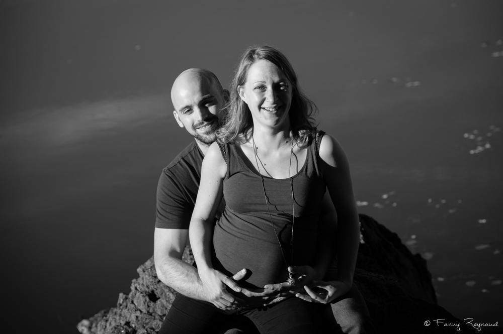 Photographie d'un couple lors d'une séance grossesse au lac de la cassière en auvergne. Séance photo en extérieur autour de clermont-ferrand par un photographe professionnel.