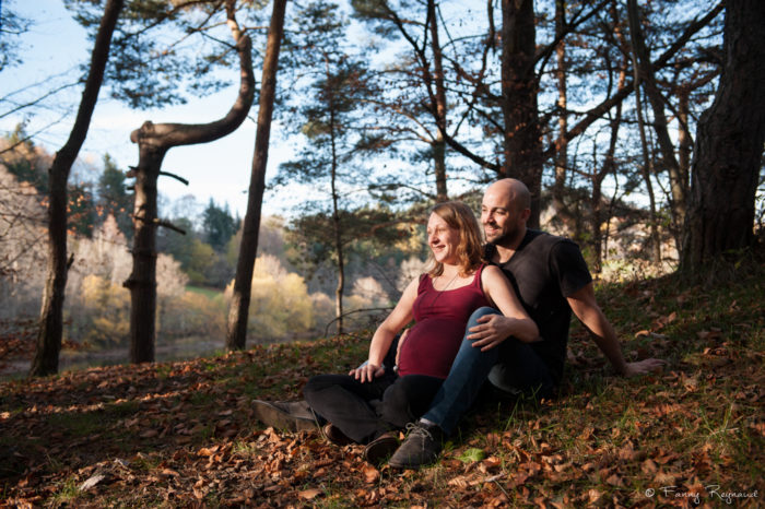 Shooting grossesse en extérieur dans la forêt près du lac de la cassière dans le puy-de-dome (63) par un photographe professionnel de clermont-ferrand.