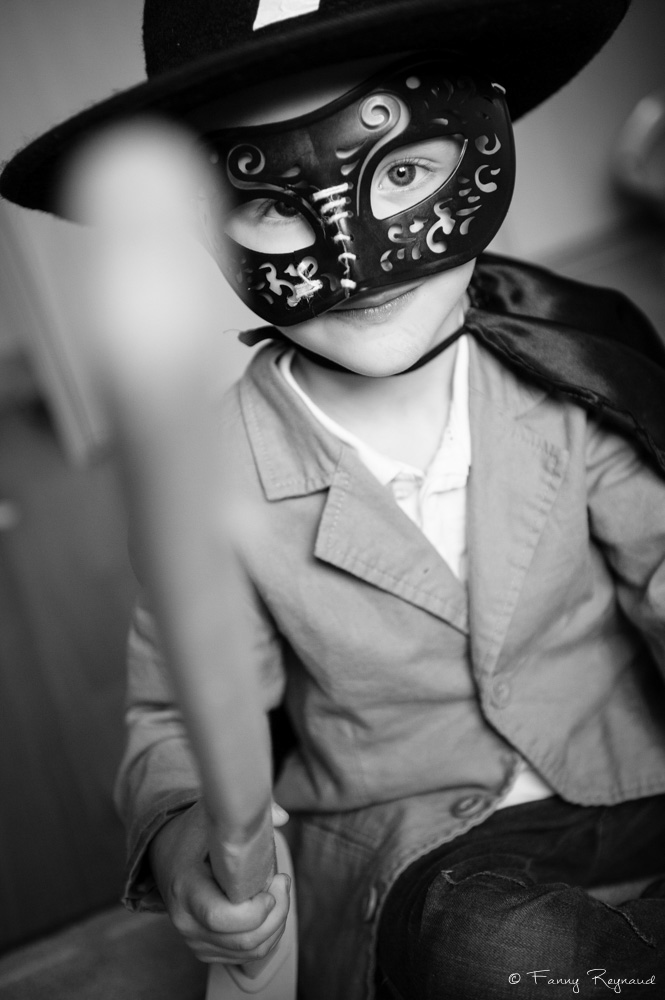 Pendant une séance photo à domicile, le petit garçon a sorti son déguisement de zoro. © Fanny Reynaud photographe professionnelle à domicile.
