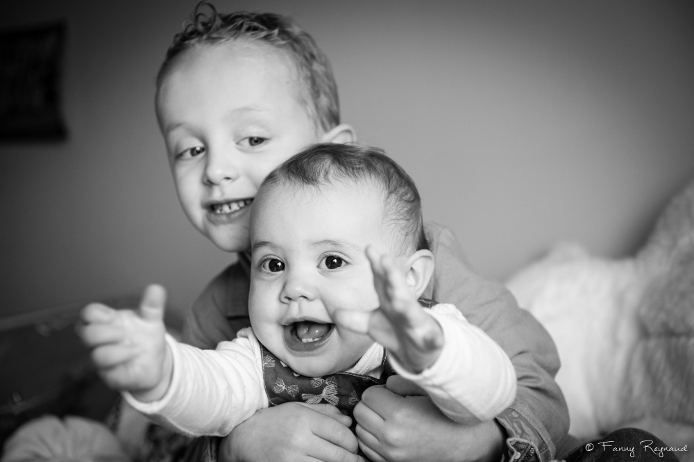 Deux jeunes enfants jouent sous le regard du photographe. Image prise durant un shooting à domicile à volvic, près de clermont-ferrand, par un photographe professionnel.