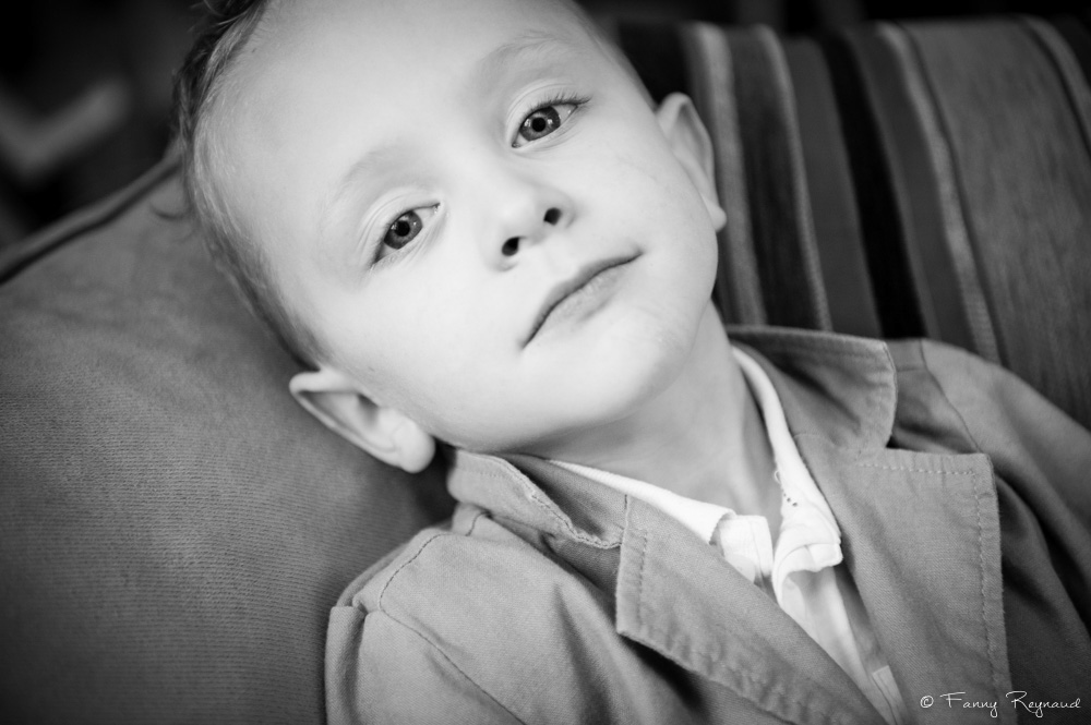 Petit garçon de 5 ans environ prenant la pose devant l'objectif du photographe. Extrait d'une séance photo à domicile dans les environs de clermont-ferrand.