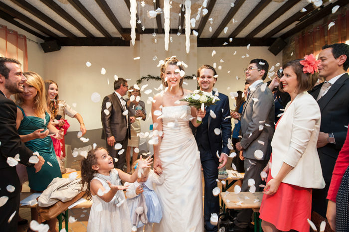 Cérémonie laïque de mariage en intérieur au domaine de la tour de rochefort à saint yvoine.