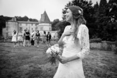 Mariage au chateau des martinanches à st dier d'auvergne. le lancer du bouquet.photographe professionnel de clermont-ferrand