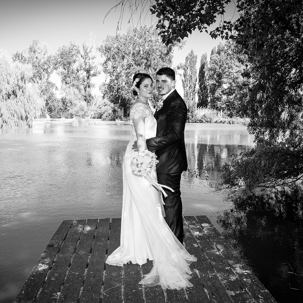 Mariage au val d'auzon a la roche blanche, photo de couple devant l'etang