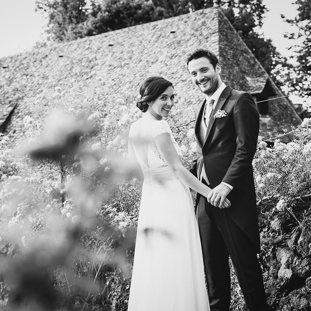 Mariage au chateau de vixouze dans le cantal près d'aurillac, photographie noir et blanc professionnelle.