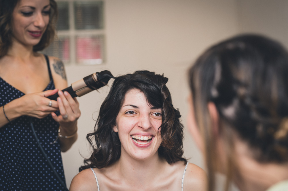 Préparatifs de la mariée : coiffure.