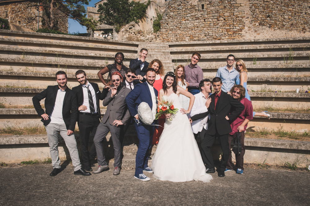 Photo de groupe rigolote des mariés avec leurs amis, un mariage détendu en auvergne.