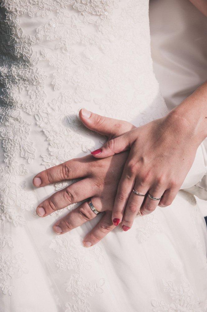 Détails des mains des mariés, photographie couleur. © Fanny Reynaud photographe professionnelle à clermont-Ferrand