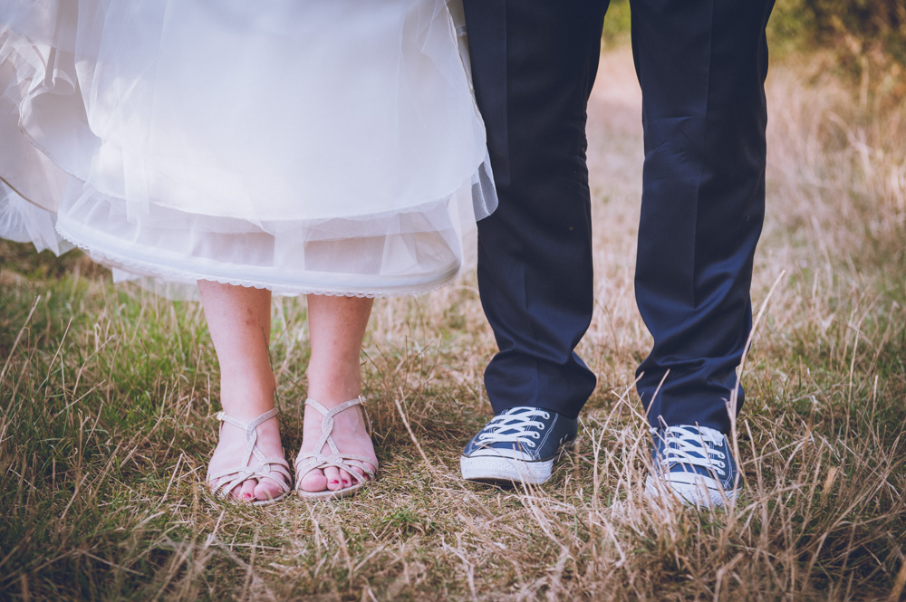 Les chaussures des mariés dans un champ.