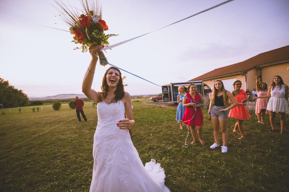 sourire de la mariée pendant le jeu du ruban