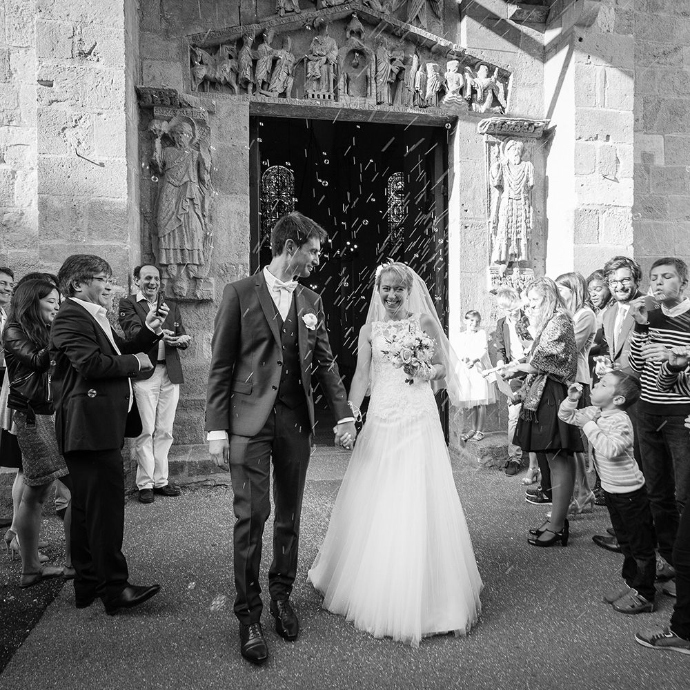 Mariage à Clermont-Ferrand à l'église notre-dame-du-port, photographie noir et blanc. © Fanny Reynaud Photographe