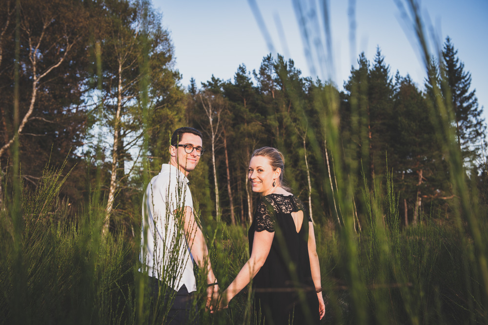 séances photo dans la nature en auvergne, pres des volcans, d'un couple avant leur mariage