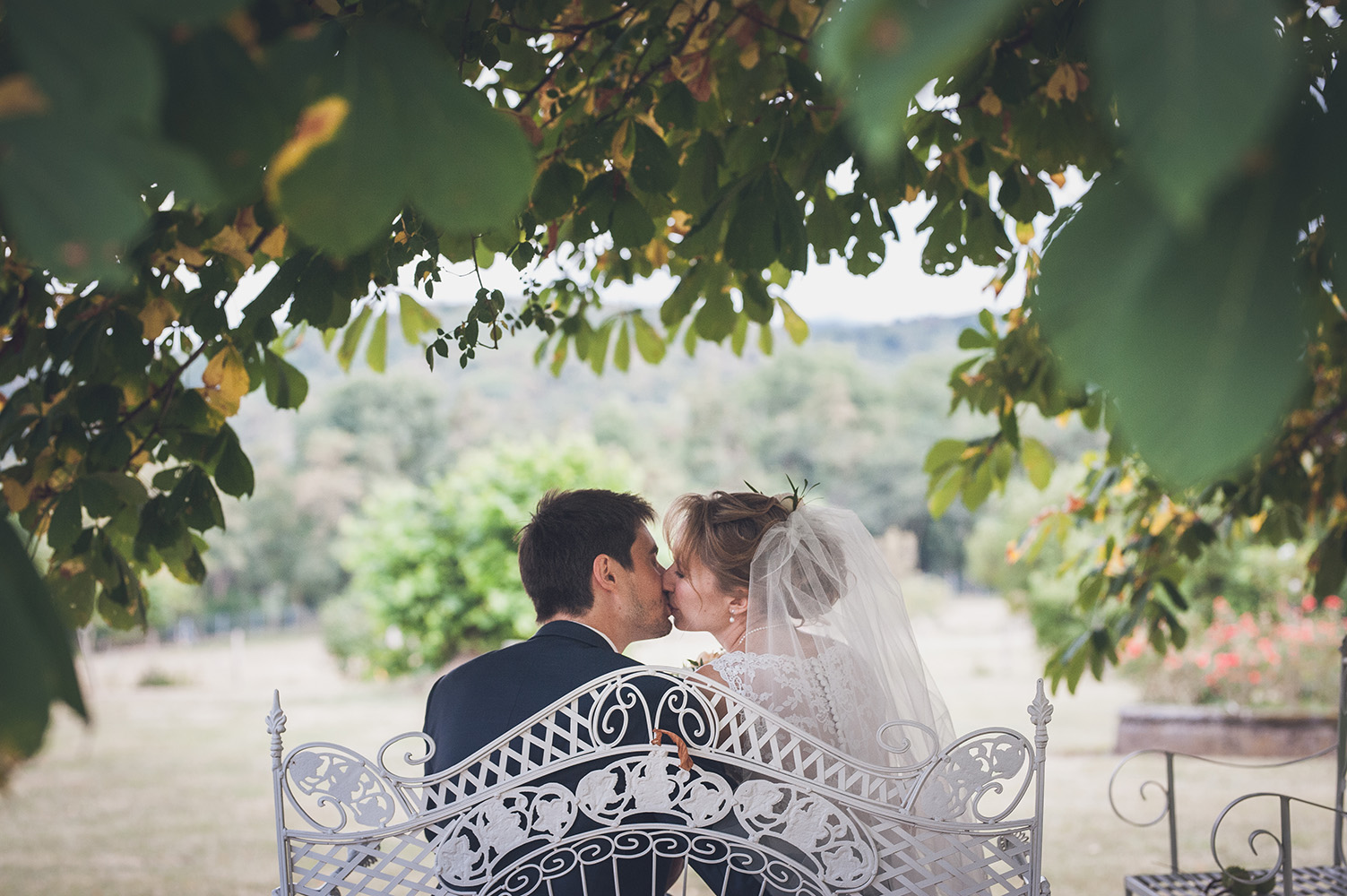 photo romantique d'un couple de maries au chateau de feligonde a sayat auvergne
