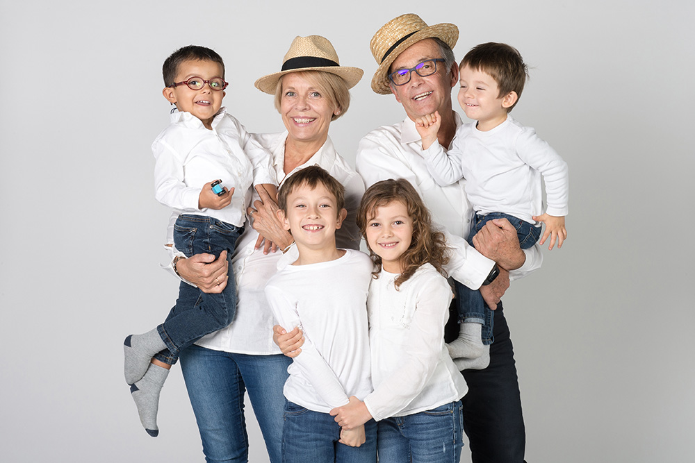 plusieurs generations reunies au studio pour une belle photo de famille