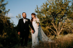 Photo de couple golden hour chateau de la batisse, a chanontat, dans le puy de dome