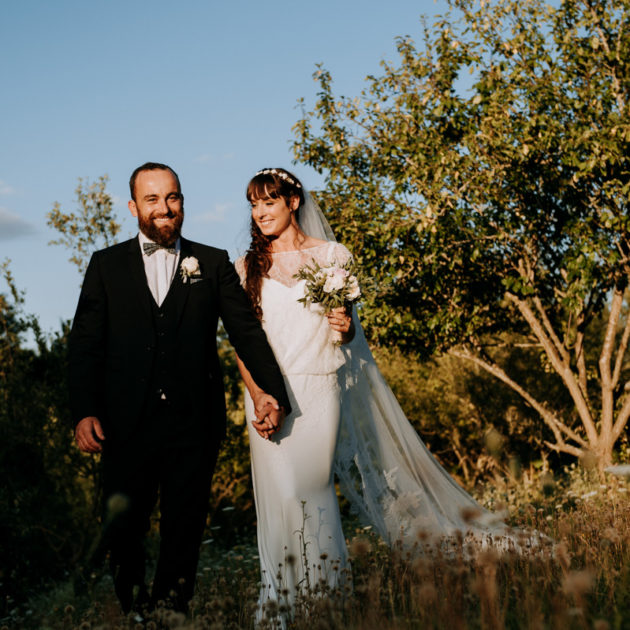 Photo de couple golden hour chateau de la batisse, a chanontat, dans le puy de dome