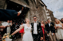 lancé de confettis à la sortie de l'église mariage en auvergne, photographe professionnel