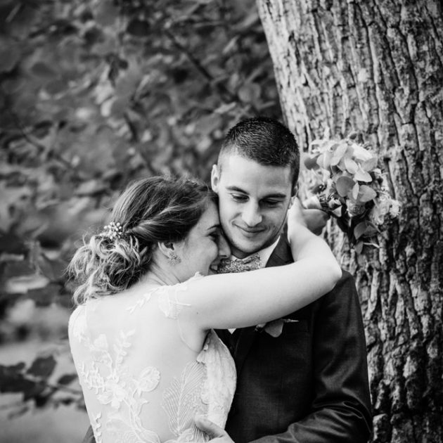 Photo d'un jeune couple complice au château de mireront, par fanny reynaud photographe professionnelle de mariage en auvergne