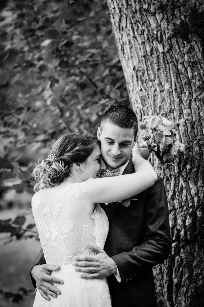 Photo d'un jeune couple complice au château de mireront, par fanny reynaud photographe professionnelle de mariage en auvergne