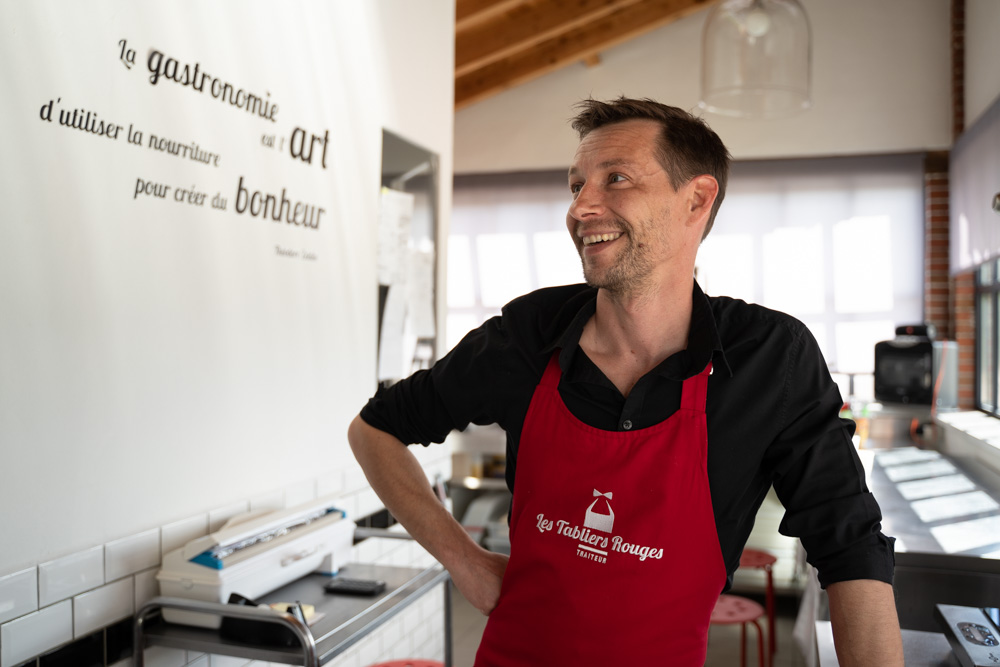 Mickael dans les cuisines de l'entreprise les tabliers rouges