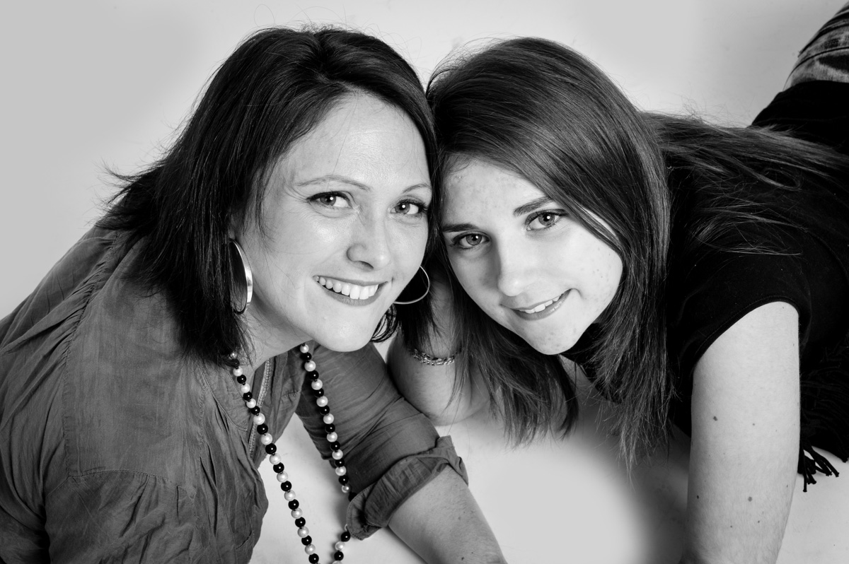 Photo en studio en noir et blanc d'une maman et sa fille. Studio de photographe professionnelle à Clermont-Ferrand, Auvergne.