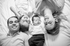 photo de famille originale et dynamique réalisée à domicile avec les parents et les enfants, fanny reynaud photographe professionnelle dans le puy-de-dome