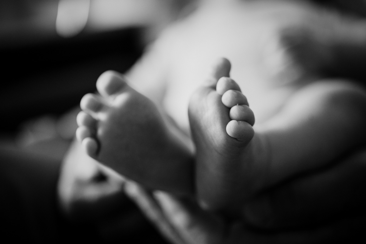 détails de petits pieds de bébé. Photo par un photographe professionnel en auvergne d'un nouveau né.