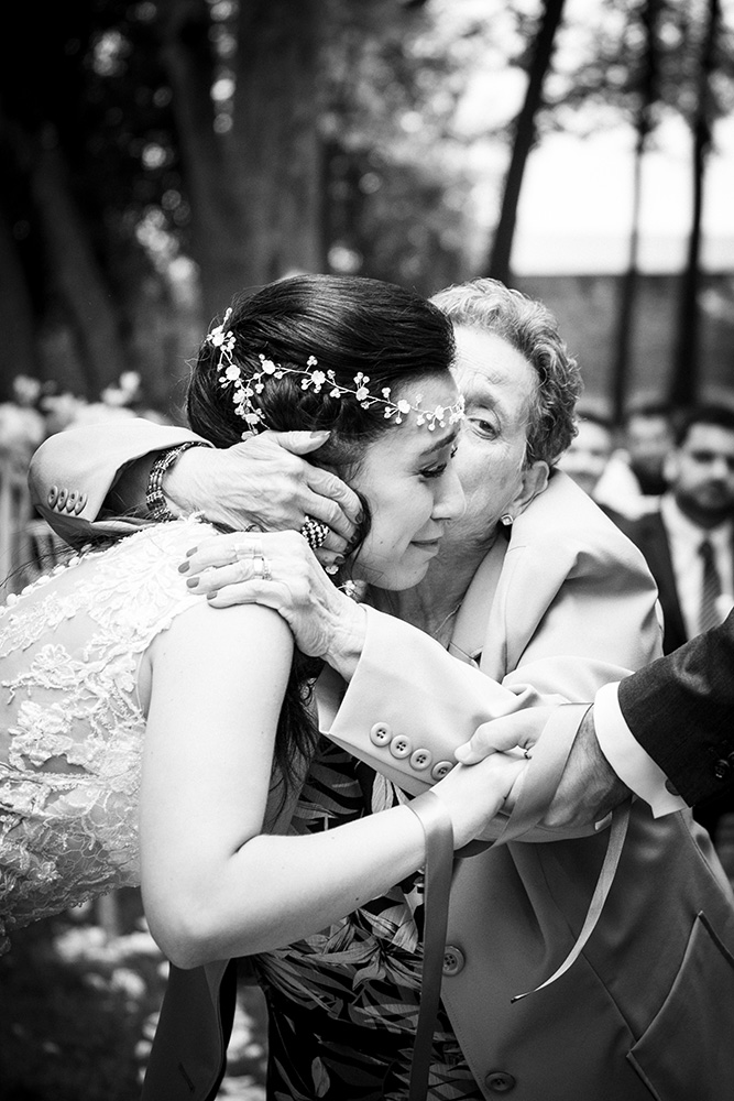 un photographe professionnel sait saisir les plus belles emotions de votre mariage : la mariee avec sa grand mere au chateau de saulnat. Photographe mariage clermont ferrand