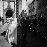 Photographie de la sortie d'eglise d'un mariage en auvergne en noir et blanc