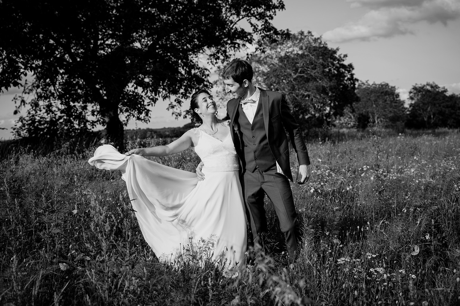 photo d'un couple de maries dans un champ de coquelicot pres du chateau de feligonde à sayat spontanee et fun