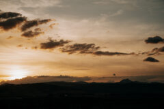 Fin de reportage de mariage : coucher de soleil sur la chaine des puys depuis montpeyroux.