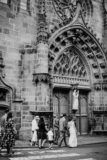 arrivée des mariés devant l'eglise de riom près de clermont-ferrand