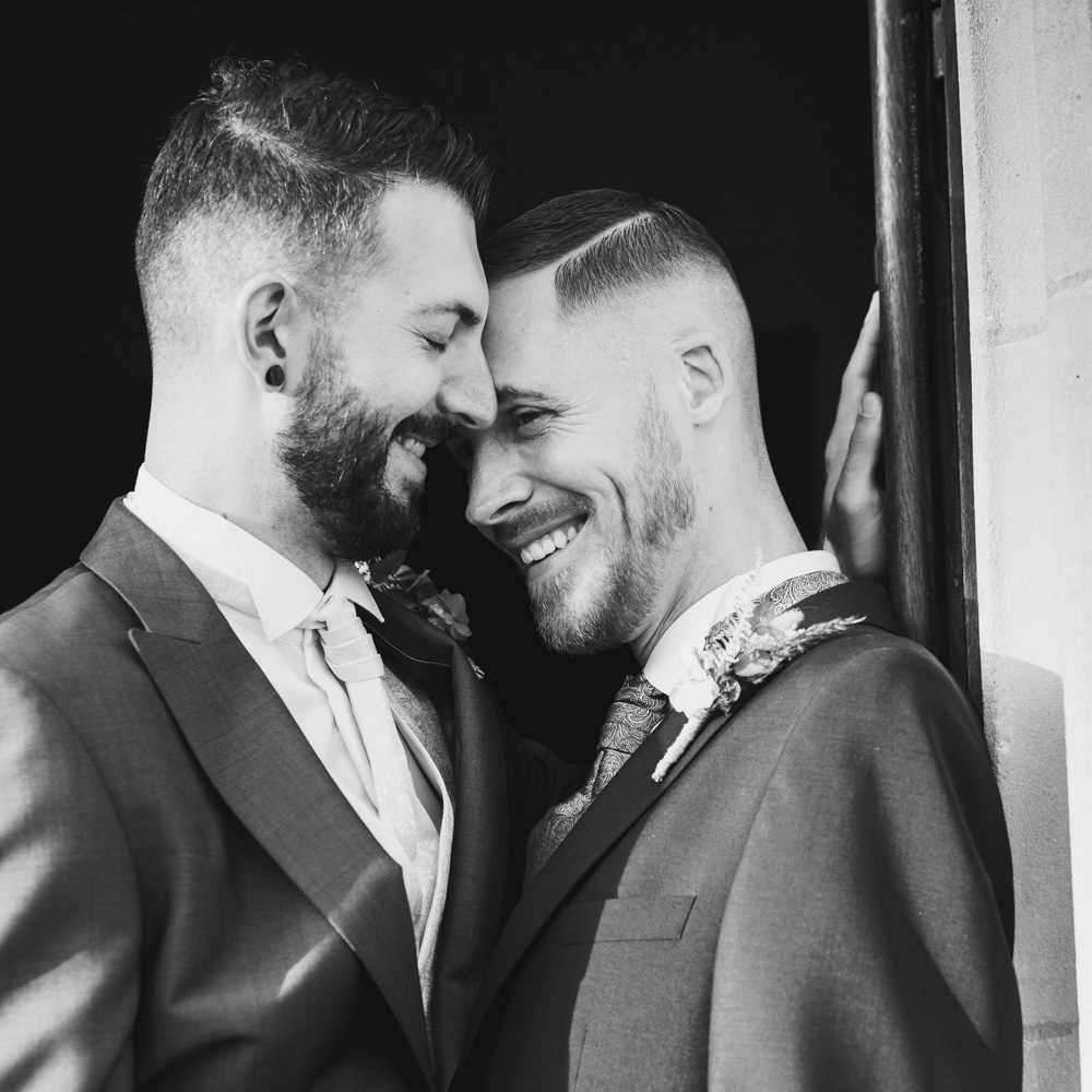 Photographie d'un couple homosexuel noir et blanc par un photographe professionnel de clermont ferrand