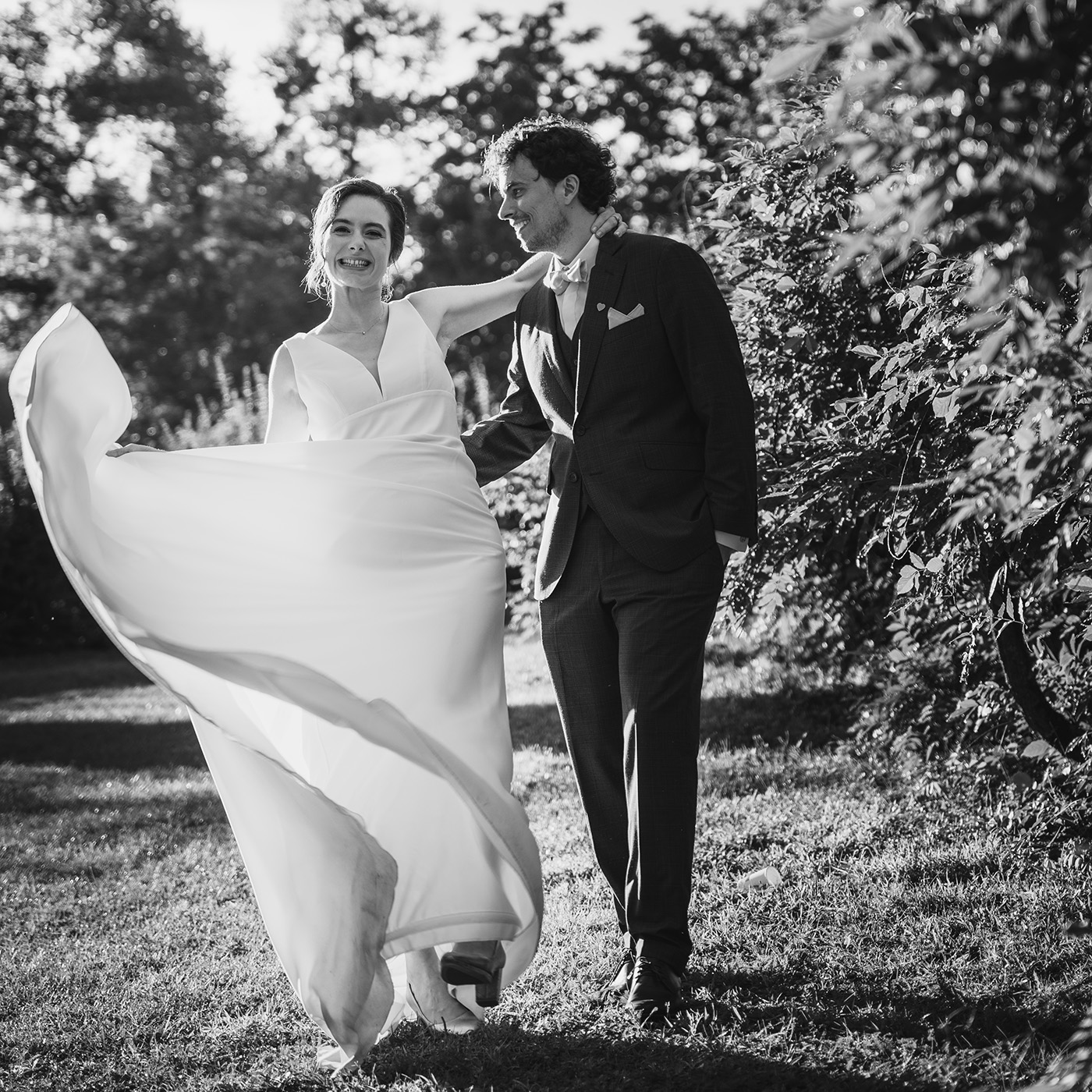Mariage au Manoir des rêves sauvages à Parentignat. Photos d'un couple souriant et complice par Fanny Reynaud photographe à clermont-ferrand.