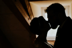 photographie artistique d'un couple en contrejour en interieur