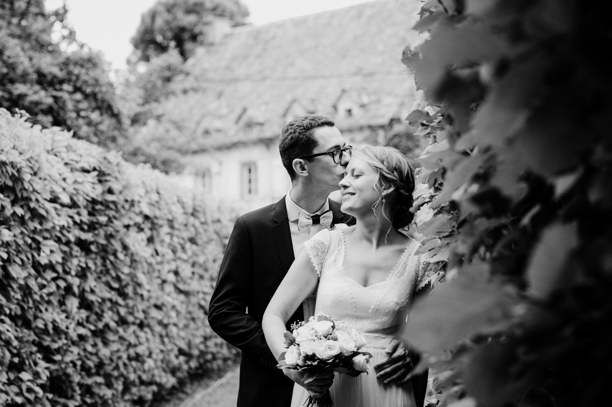 photo d'un couple de maries en auvergne par fanny reynaud photographe professionnelle du mariage