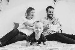 photographie de famille decalee d'une seance a domicile d'une famille dans le puy-de-dome