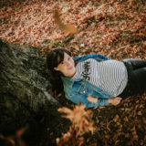 photographie d'une femme enceinte à l'automne dans la nature