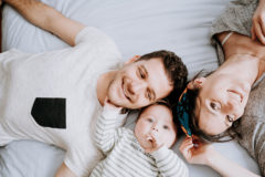 photographie d'un jeune couple avec un bebe a domicile, drole et spontanee