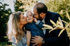 photographie professionnelle d'un enfant et ses parents au parc de cebazat pres de clermont ferrand